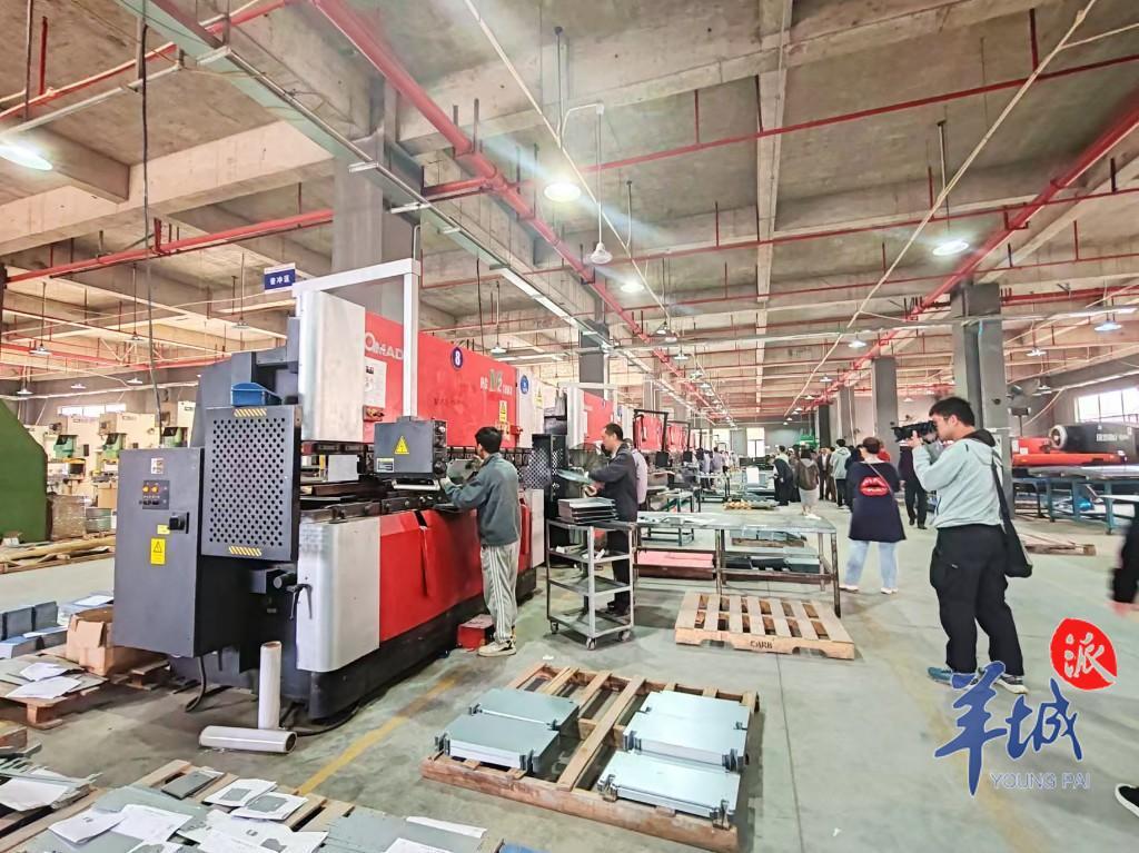 媒体记者走进广东兴承豪电子科技有限公司分娩车间