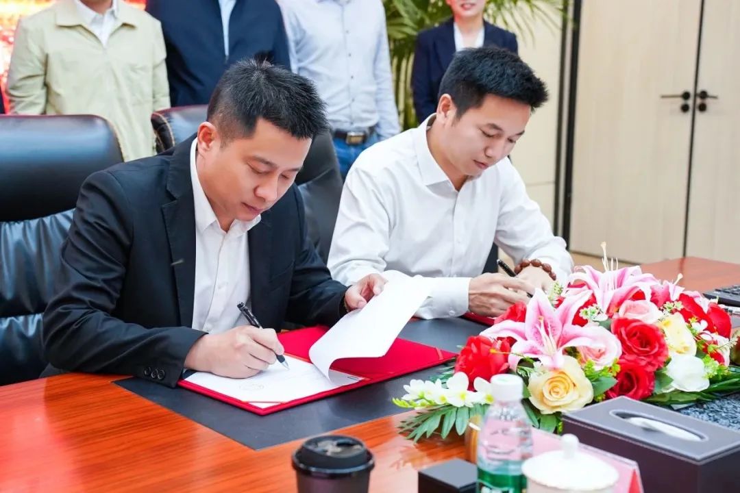 天能储能公司营销总监尹春明、永泰数能交付中心总经理杨标生代表双方签约