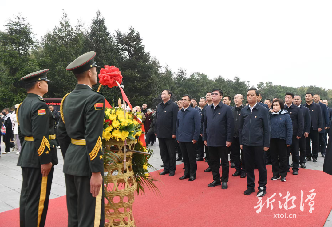 吐鲁番市党政代表团在韶山毛泽东广场向毛泽东同志铜像敬献花篮。（全媒体记者 陈旭东 摄）