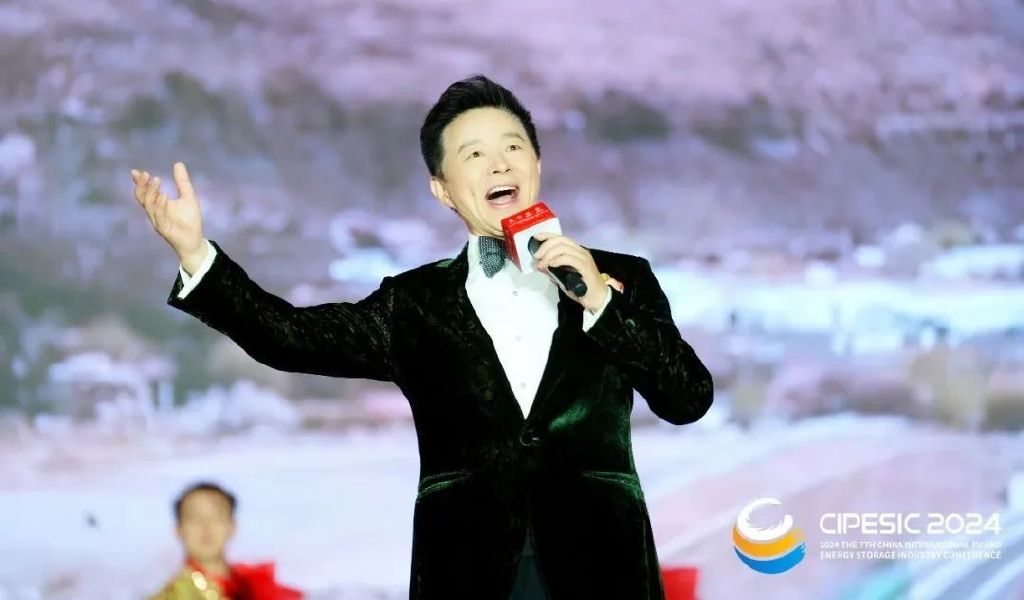 中国男高音赞扬家、国度一级演员王宏伟演唱《西部放歌》