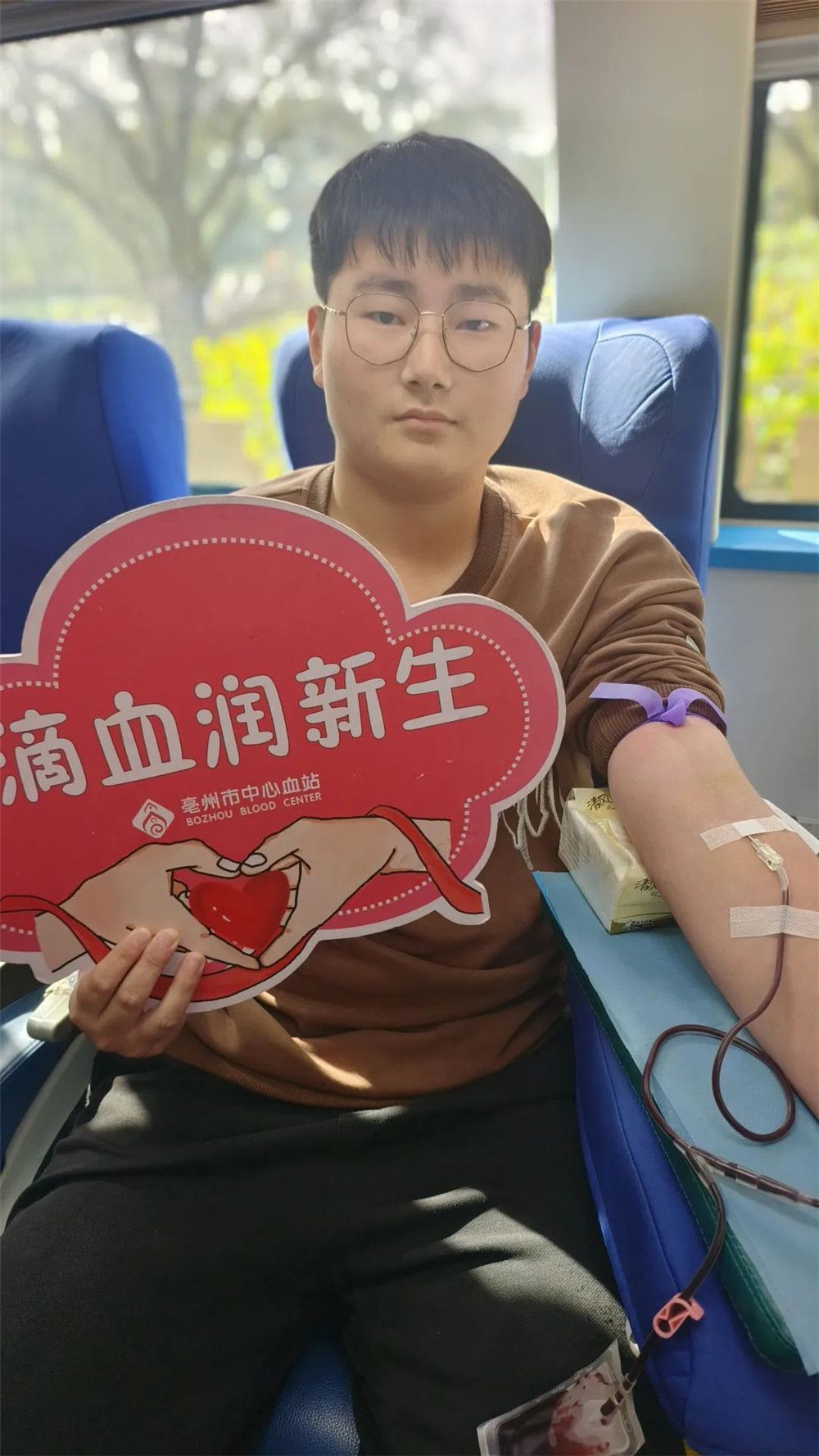 参与献血的大学生。