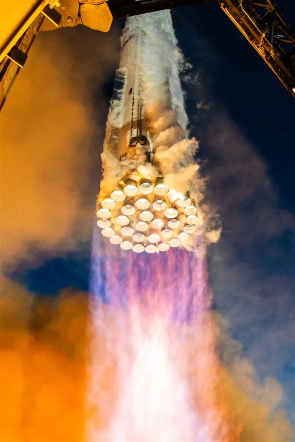  超重助推器在墨西哥湾软着陆后被引爆，点燃了个大烟花