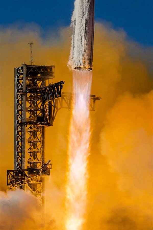  超重助推器在墨西哥湾软着陆后被引爆，点燃了个大烟花