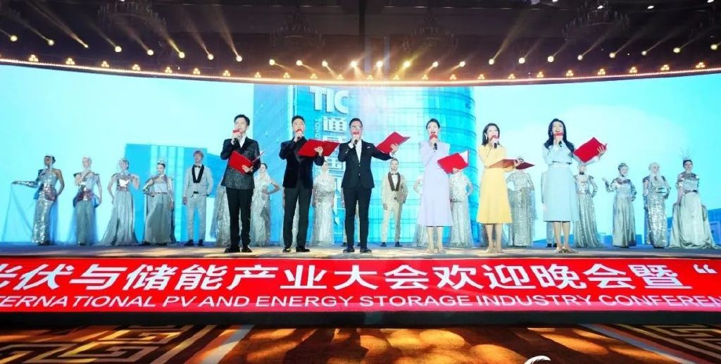 四川播送电视台主执东说念主杨林、陈菁菁、田川、王楚涵、刘源、宋晨诵读《光的颂歌》