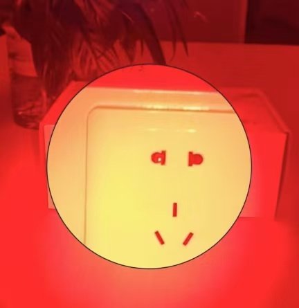 昏暗环境下,防偷拍检测仪器检测到针孔摄像头时,会反射出红色光点