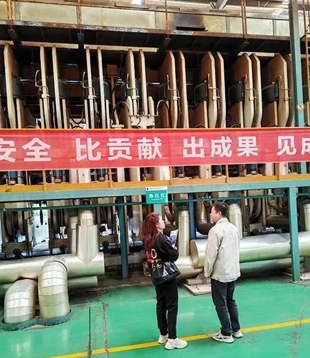 康欣新材承接压机,用于板材成型。(支点财经记者 袁阳平 摄)