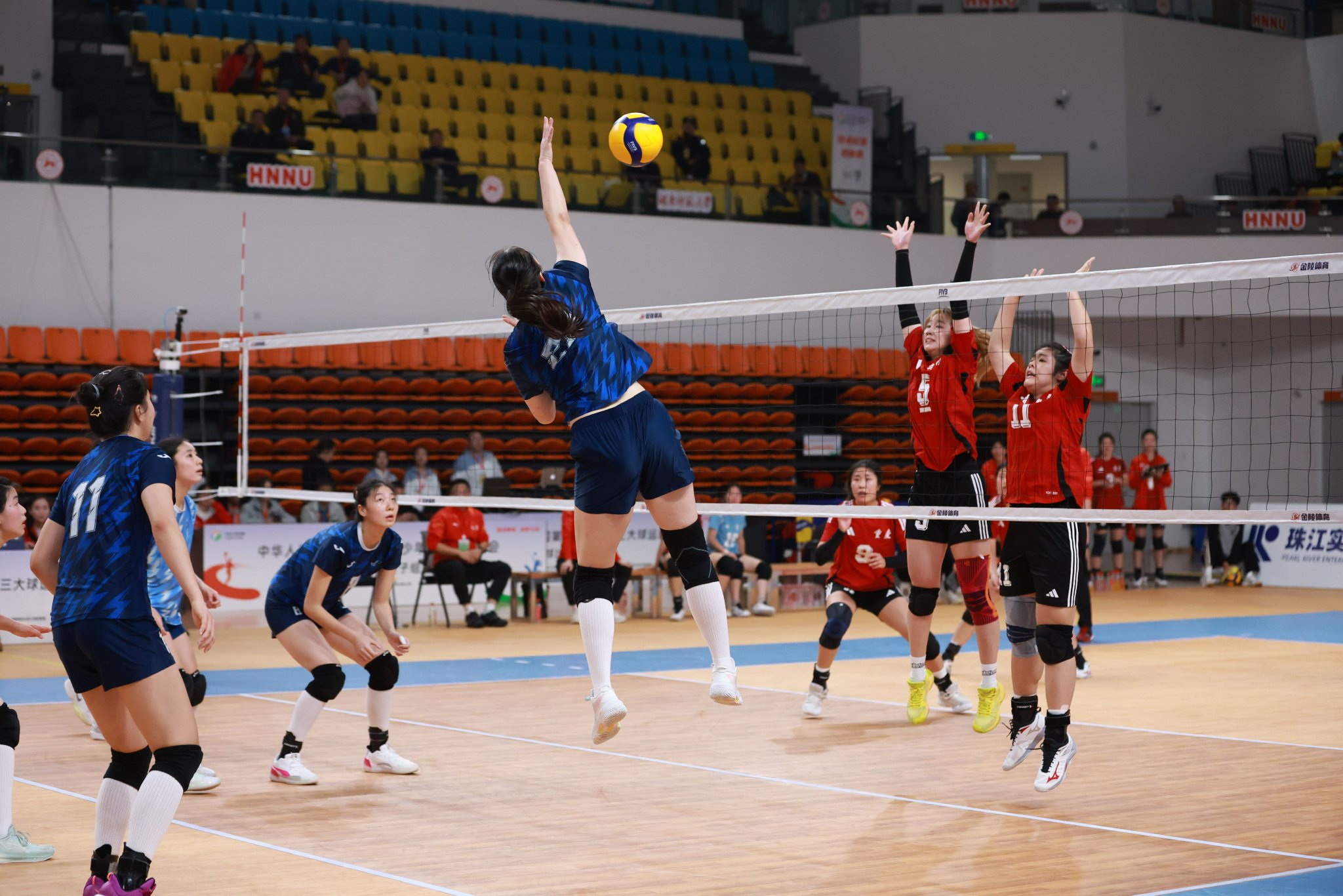 青少年三大球运动会女排赛场 一场川渝大战结束小组赛