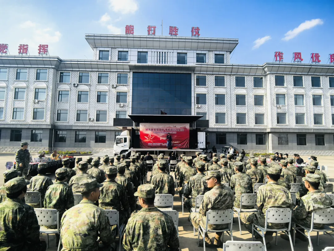 9月26日，呼和浩特市乌兰牧骑走进内蒙古军区教导大队为战士们带来双拥文艺表演。