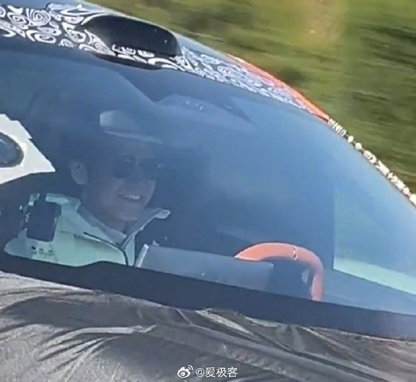 雷军测试小米SUV谍照曝光(图源:爱极客)