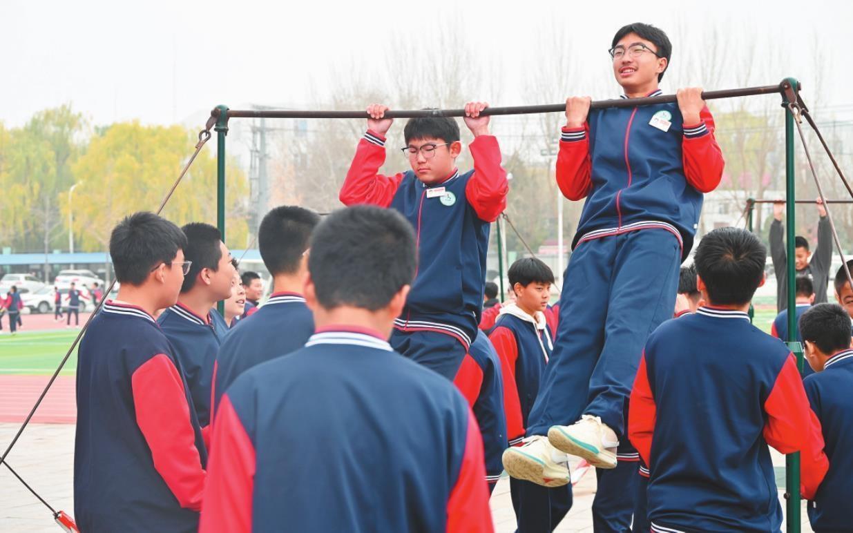 锦州市第三初级中学学生们课间在做引体向上.本报记者 白复海 摄