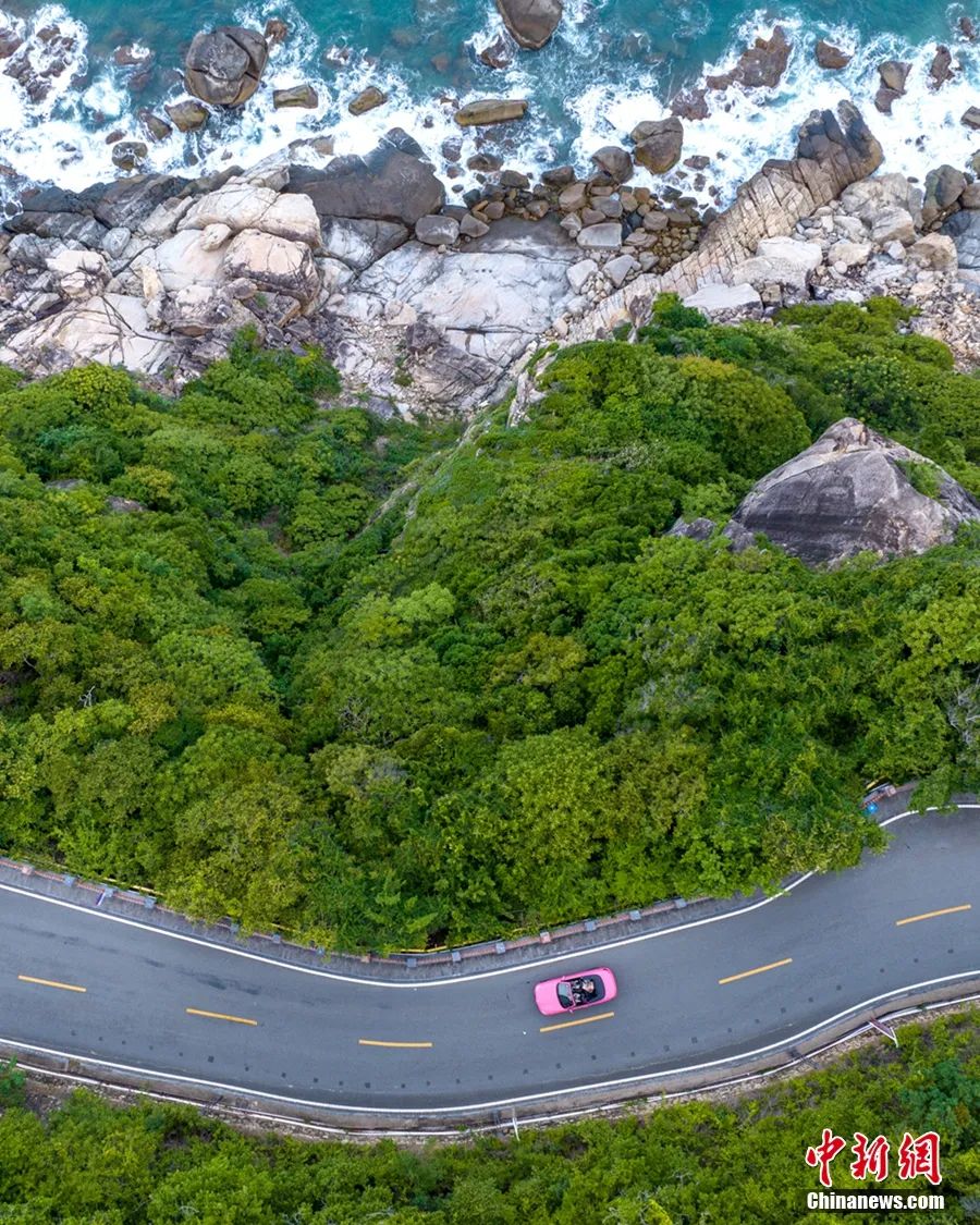 航拍海南环岛旅游公路三亚太阳湾段。骆云飞 摄