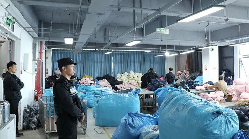 织里公安捣毁一生产、销售伪劣羽绒服窝点 织里警方供图