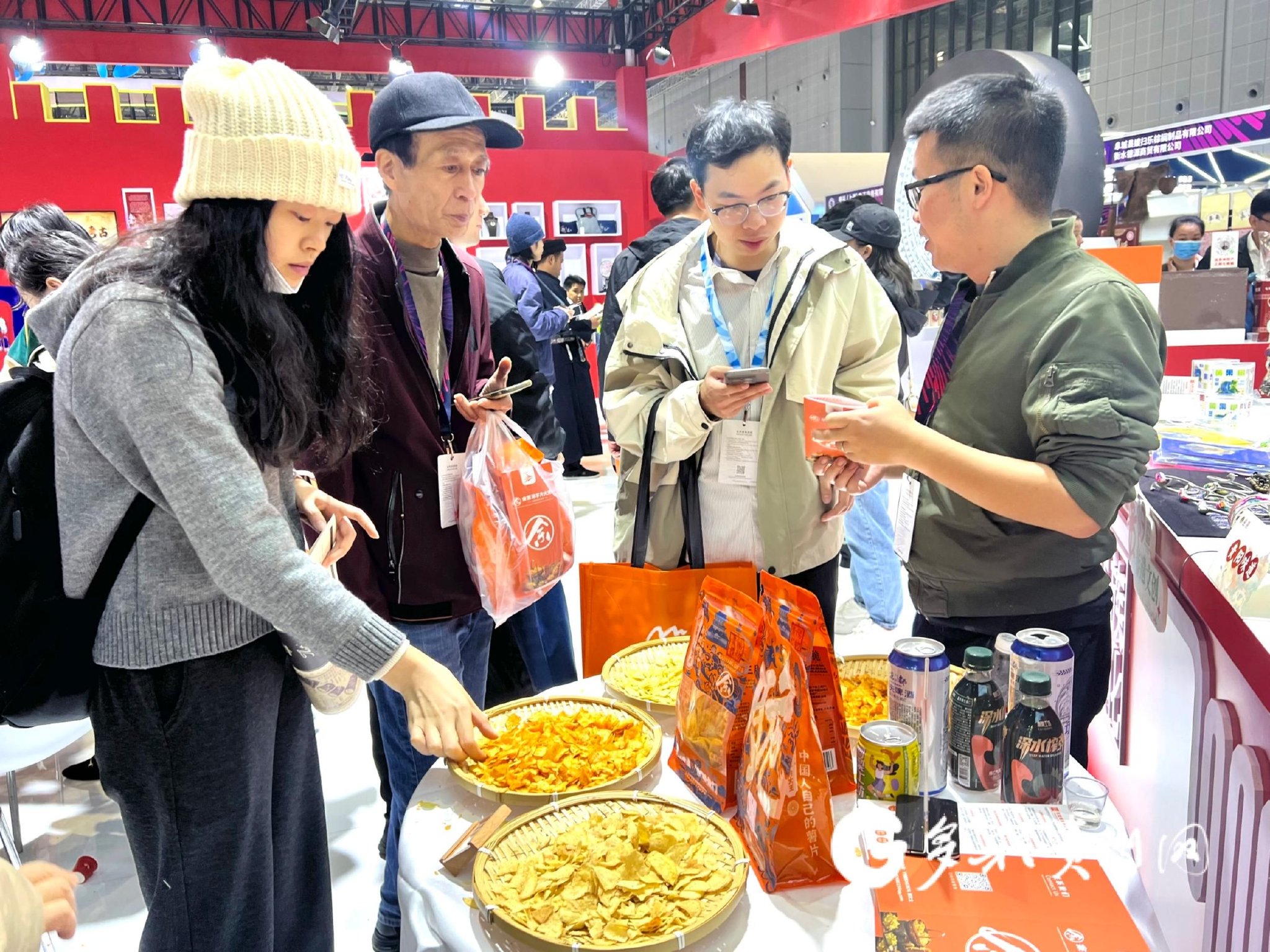 “贵阳礼物”产品之一的余家洋芋片让参展观众赞不绝口