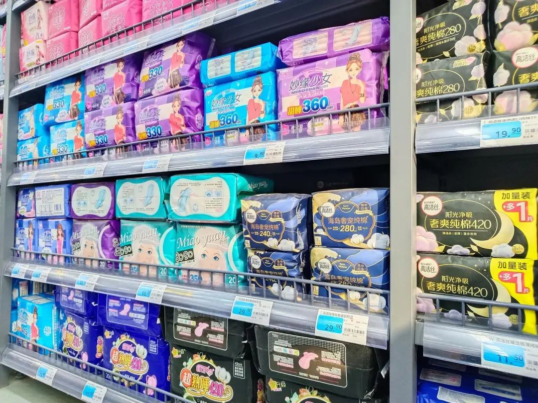 2024年11月22日,江苏宿迁,市区一家超市货架上的卫生巾 图据视觉