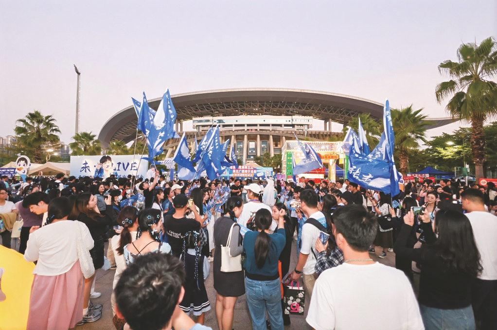 众多观众来到广西体育中心看演唱会。记者 韦静 摄