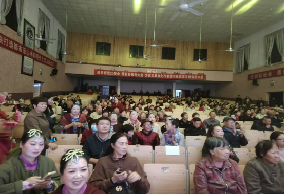 和曹宅镇文化站,坦洪乡文化站选送的15个节目在俞源文化礼堂热闹开场