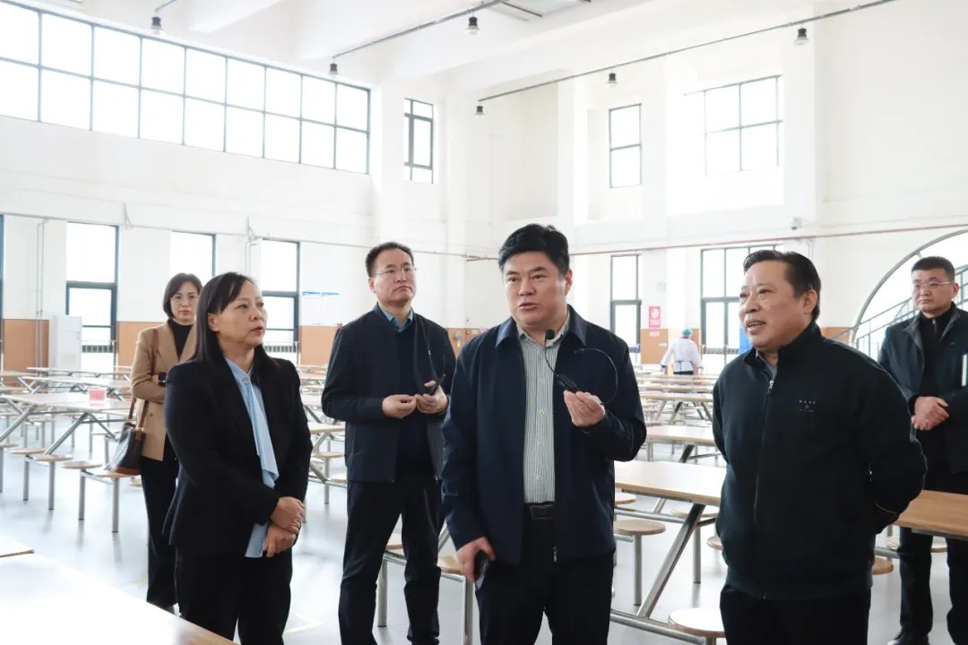 实地参观结束，调研团队在同源餐厅品尝学生营养餐，零距离感受食堂膳食的口味、种类和搭配情况，共品复新味道。图片