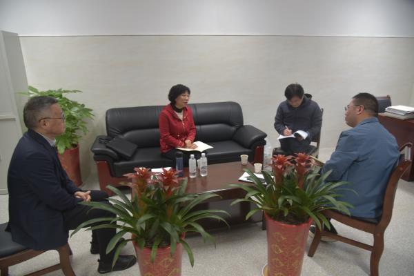 薛丽霞校长与老师交流