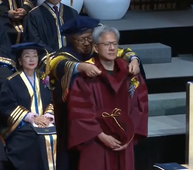 黄仁勋身着红色学士服