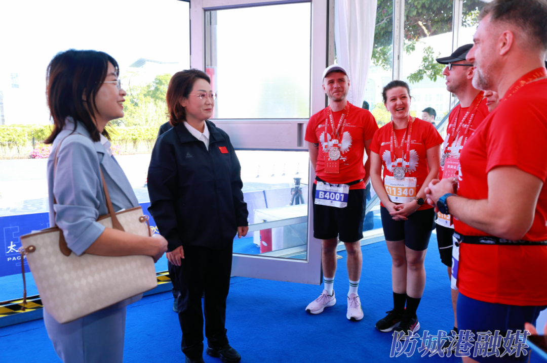 黄江会见出席2024中国—东盟马拉松开幕式的外国嘉宾_新浪财经_新浪网