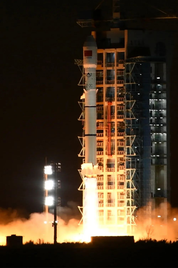 ▲ 點(diǎn)火升空(張曼 攝)