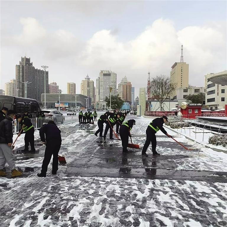 城管工作人员扫雪除冰 孙建荣 摄