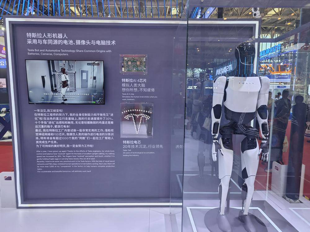 与车同源的特斯拉人形机器人和特斯拉车辆采用相同的电池、摄像头与电脑技术 财联社记者郭松峤摄