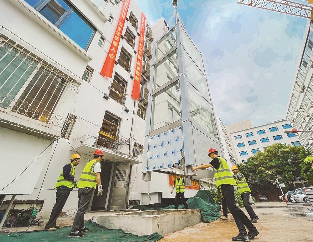 丛台区力都佳园小区电梯安装现场。(资料片) 本报记者 周绍宗 摄