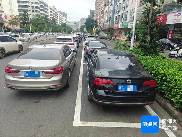 11月26日中午,海口市友谊南路,机动车道上车辆并排停放.记者 姜飞 摄