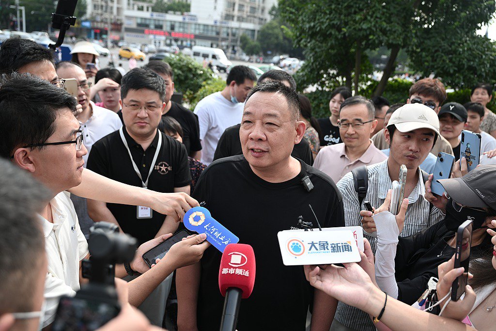 6月19日,郑州,胖东来首创东说念主于东来经受记者采访。(图片起原:视觉中国)