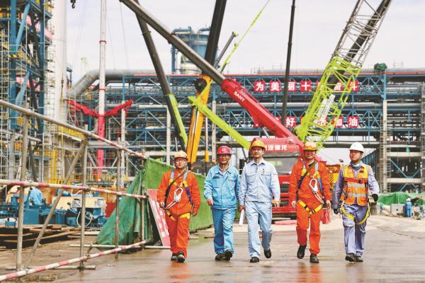 镇海炼化组织链上企业党员推进中石化镇海基地二期项目工程。