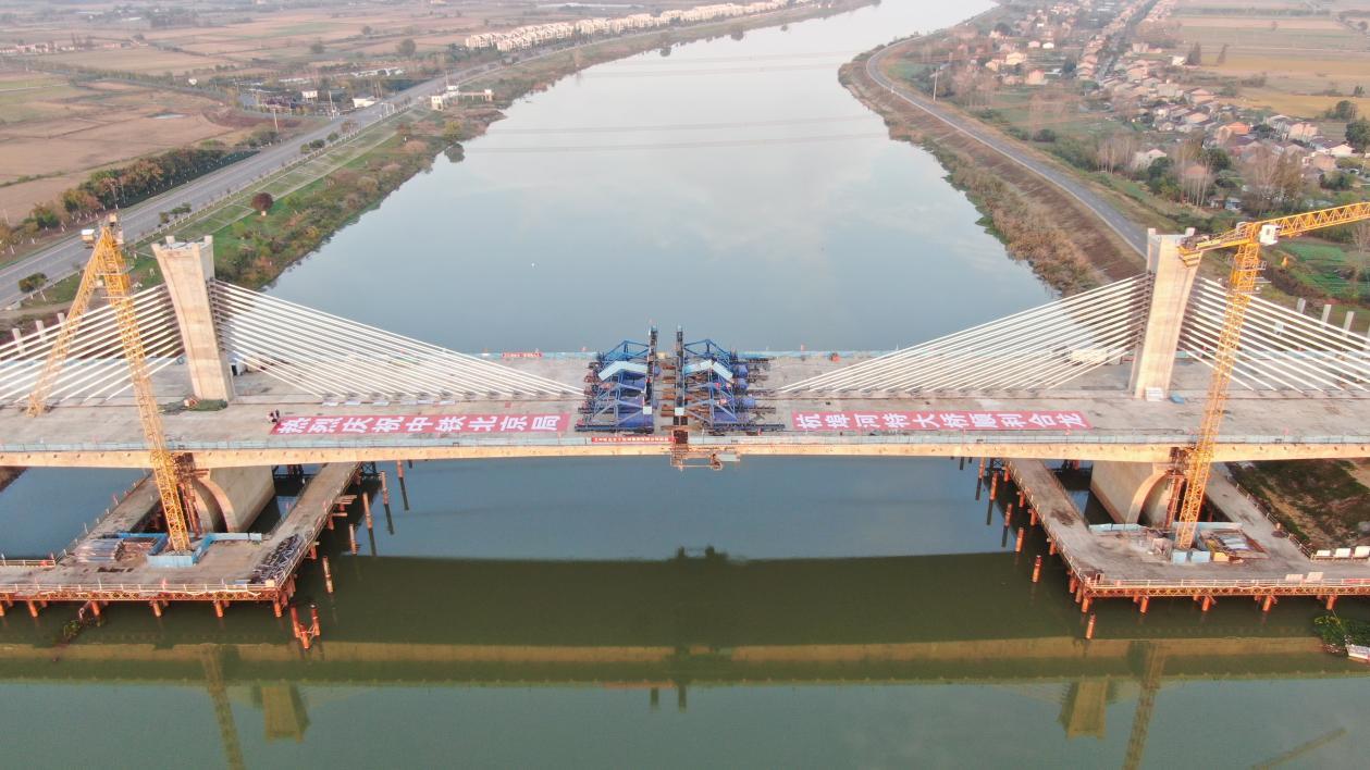 安徽省合肥市徽州大道南延工程杭埠河特大桥顺利合龙