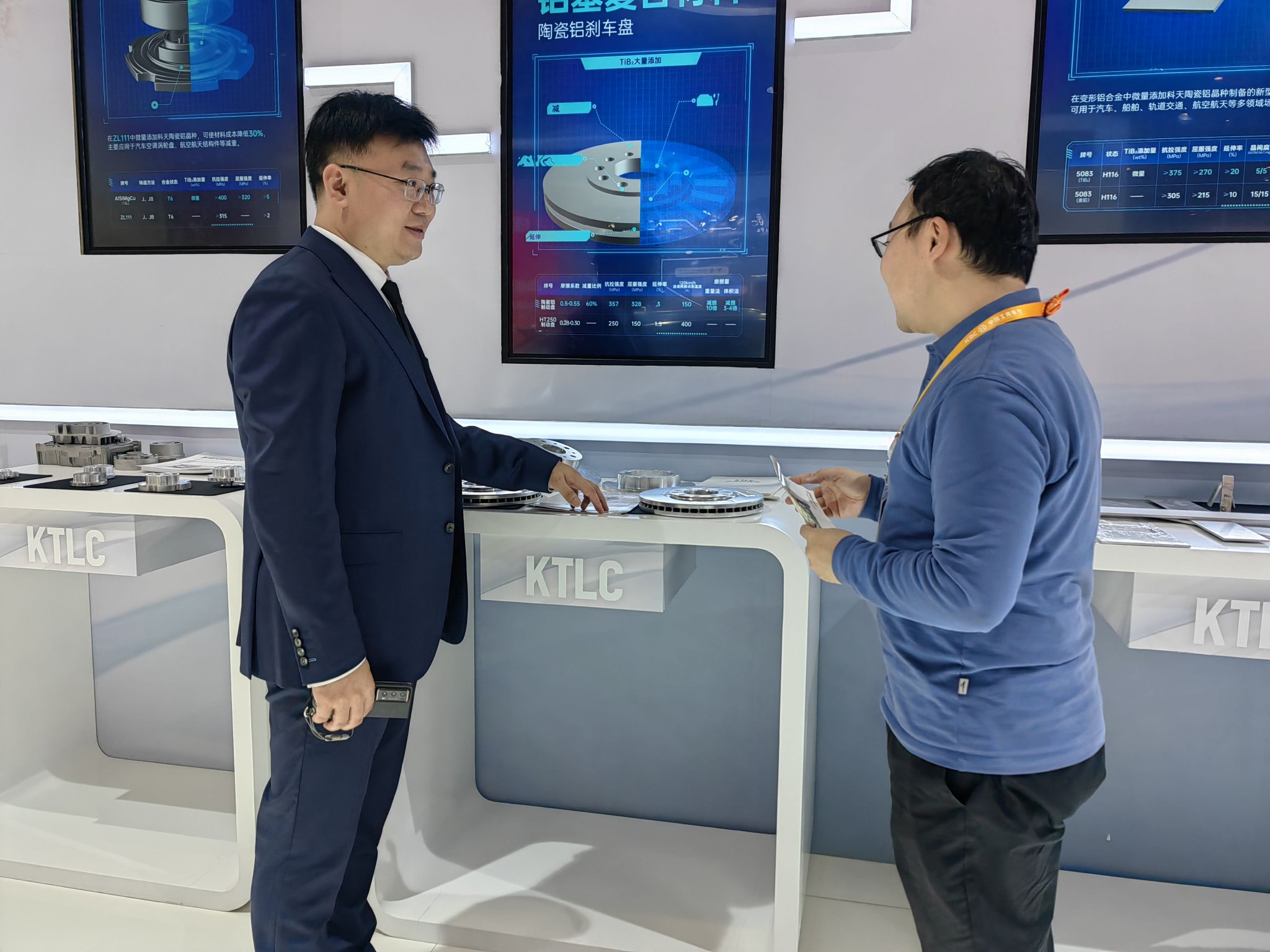     科天新材料工作人员向记者介绍产品技术特色 刘萌/摄