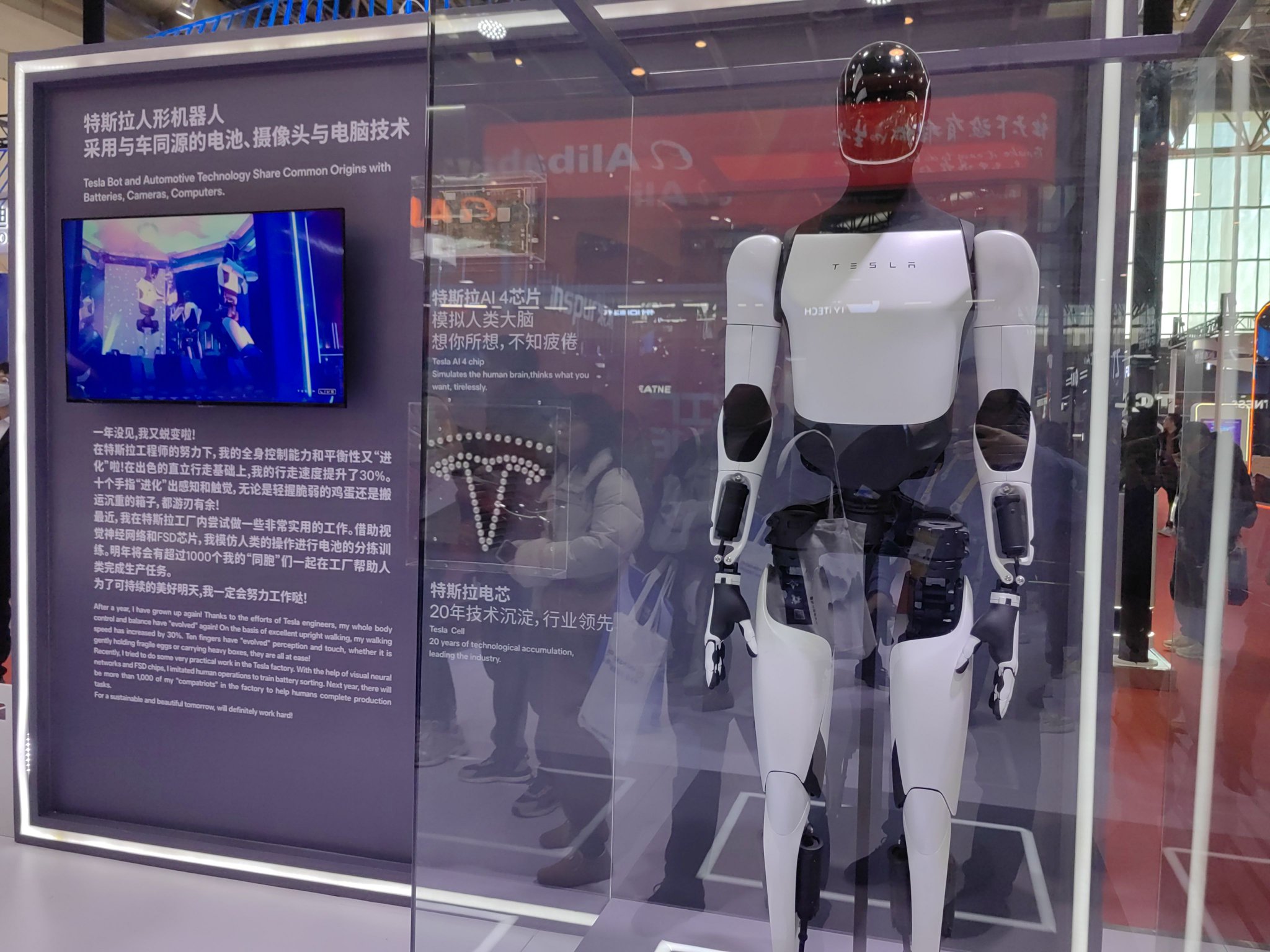     特斯拉人形机器人采用与车同源的电池、摄像头与电脑技术 郭冀川/摄