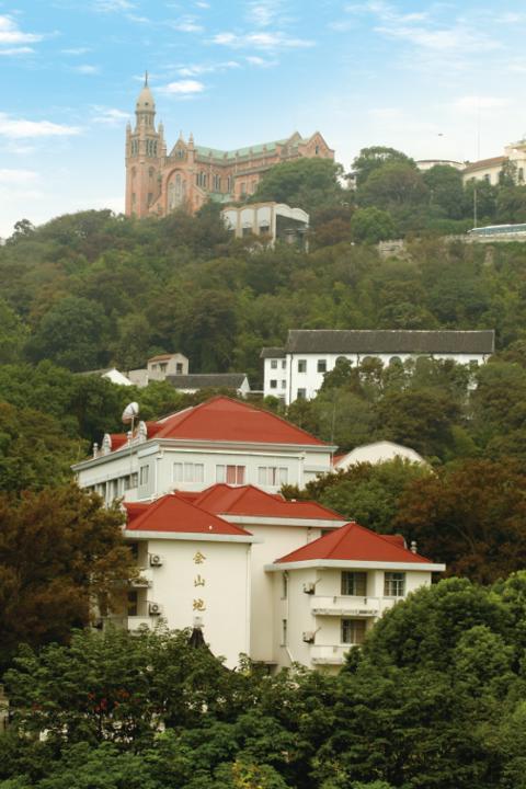 佘山地震台的标志性红屋顶十分醒目 上海市地震局供图