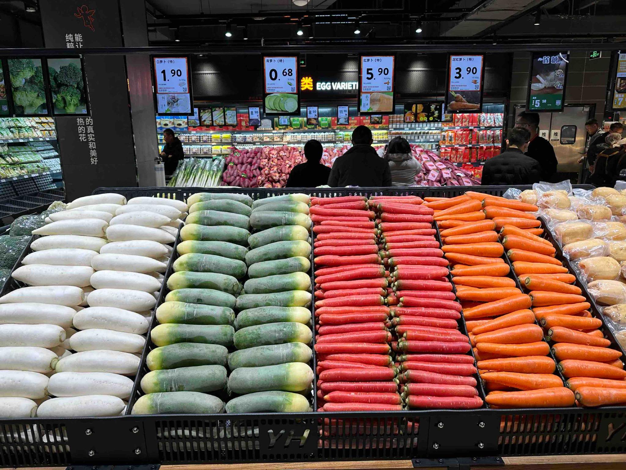 蔬菜区筛选上架规格大小一致的蔬菜兰州永辉超市相关负责人介绍,兰州