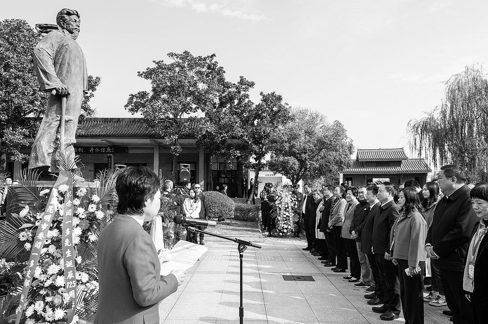 活动期间,与会人士参观了闻一多纪念馆的生平事迹展;纪念闻一多诞辰