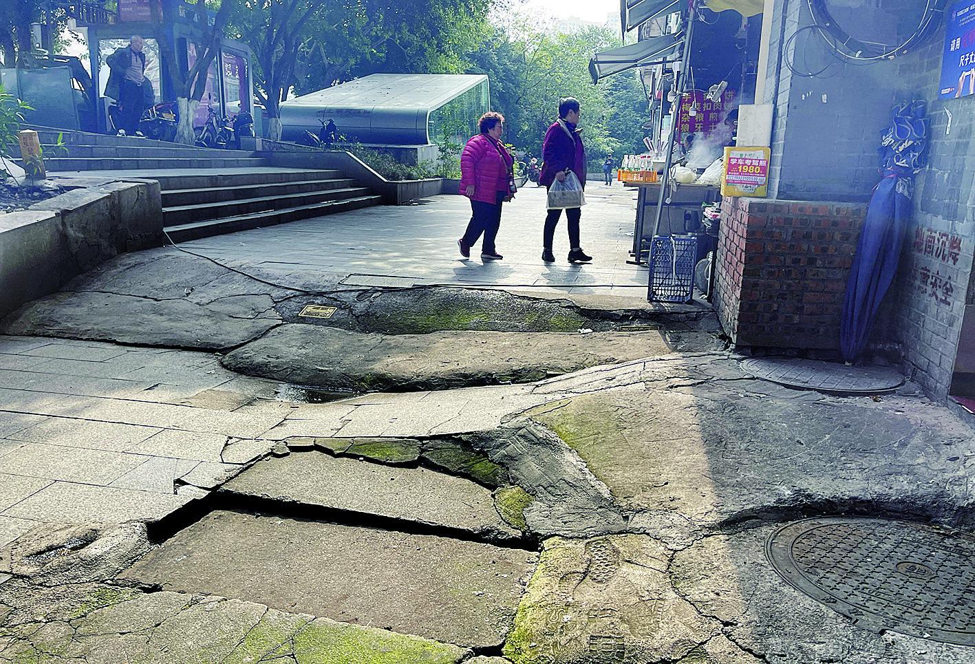 由于多年来的街面下沉，现在整条街面高低不平很严重。