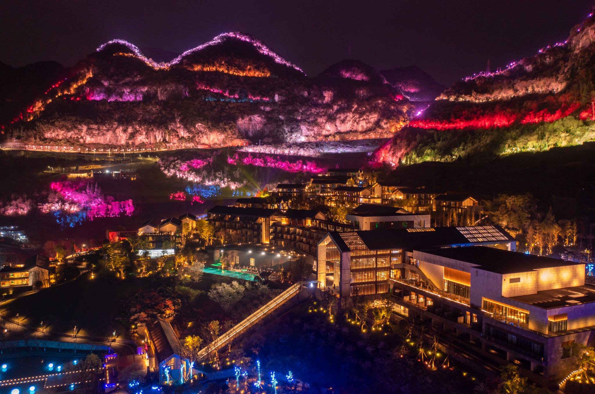 郎酒庄园天宝洞休闲度假酒店夜景