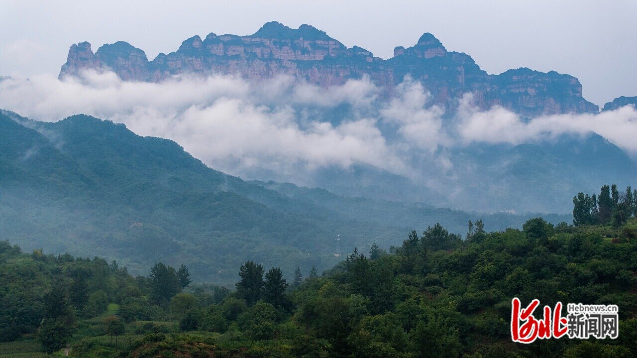 近日拍摄的武安东太行景区云海景观。 李树锋摄