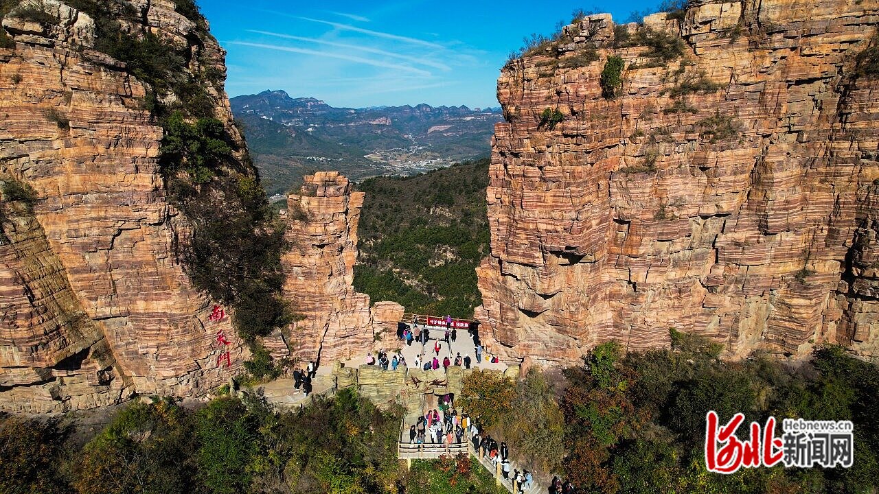 今年国庆假期，武安东太行景区吸引了众多游客。 河北日报记者 李佳泽摄