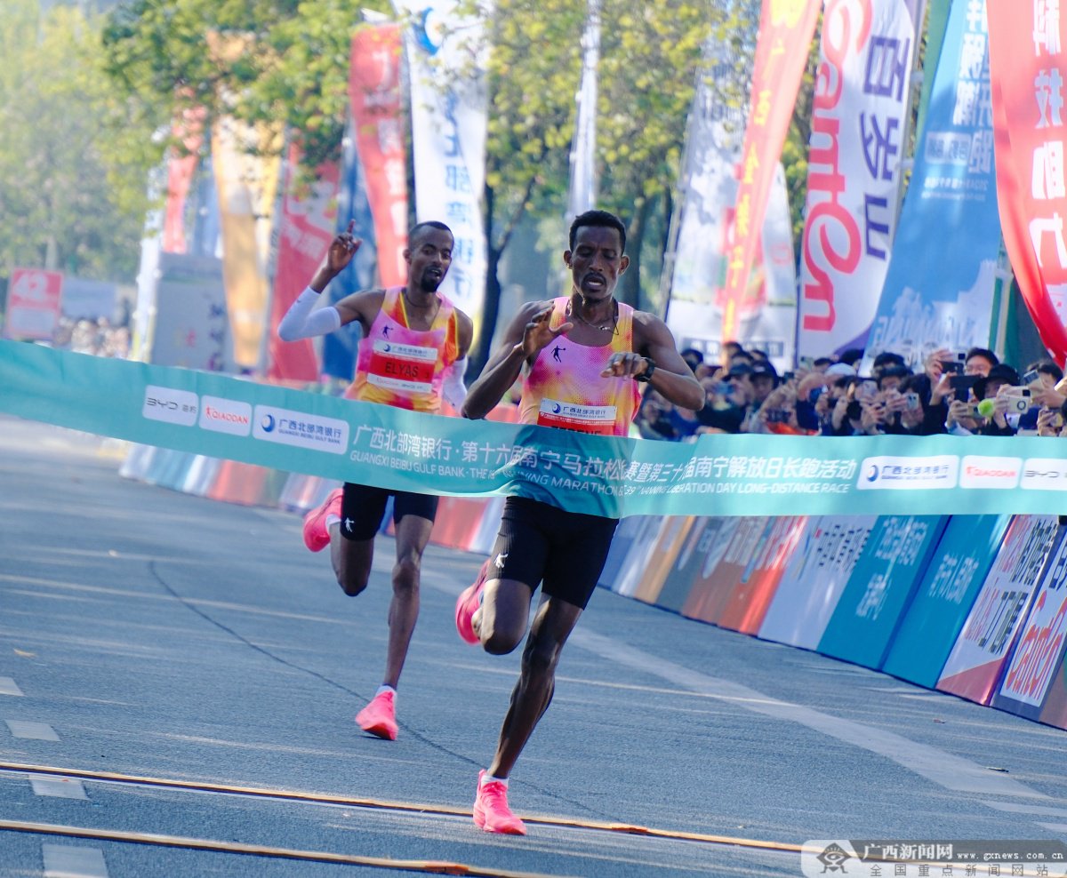 全程马拉松男子组冠军热贝勒选手冲线瞬间.记者 胡戴炜 摄