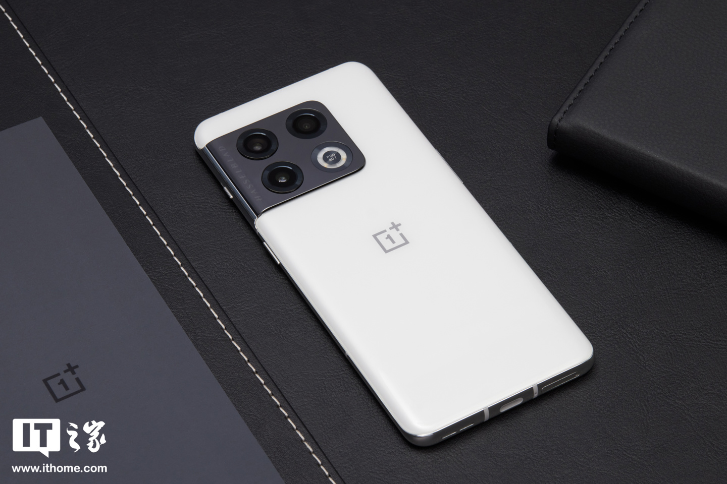 ▲ IT之家开箱：一加 10 Pro 胖达白