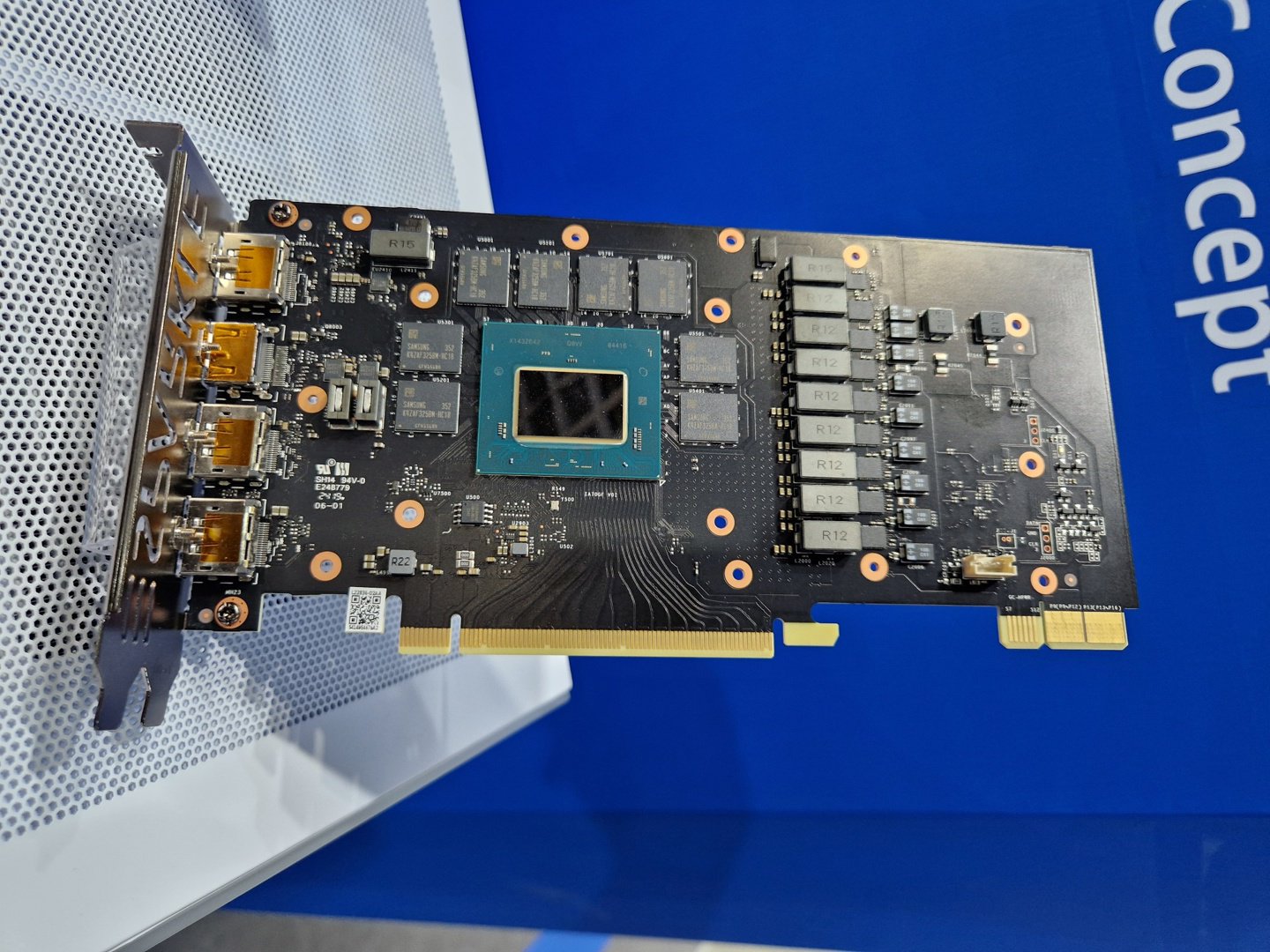 ▲ 撼与“BTF 2.0”概念显卡。