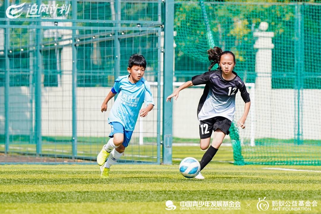 在赛场飞驰的李佳芮