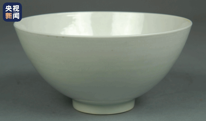 △永乐白釉暗花瓷碗：腹部刻画的是缠枝牡丹和菊花纹