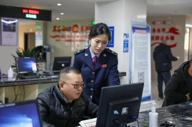 ▲梁平税务人员辅导企业办税。通讯员 唐晓敏 摄