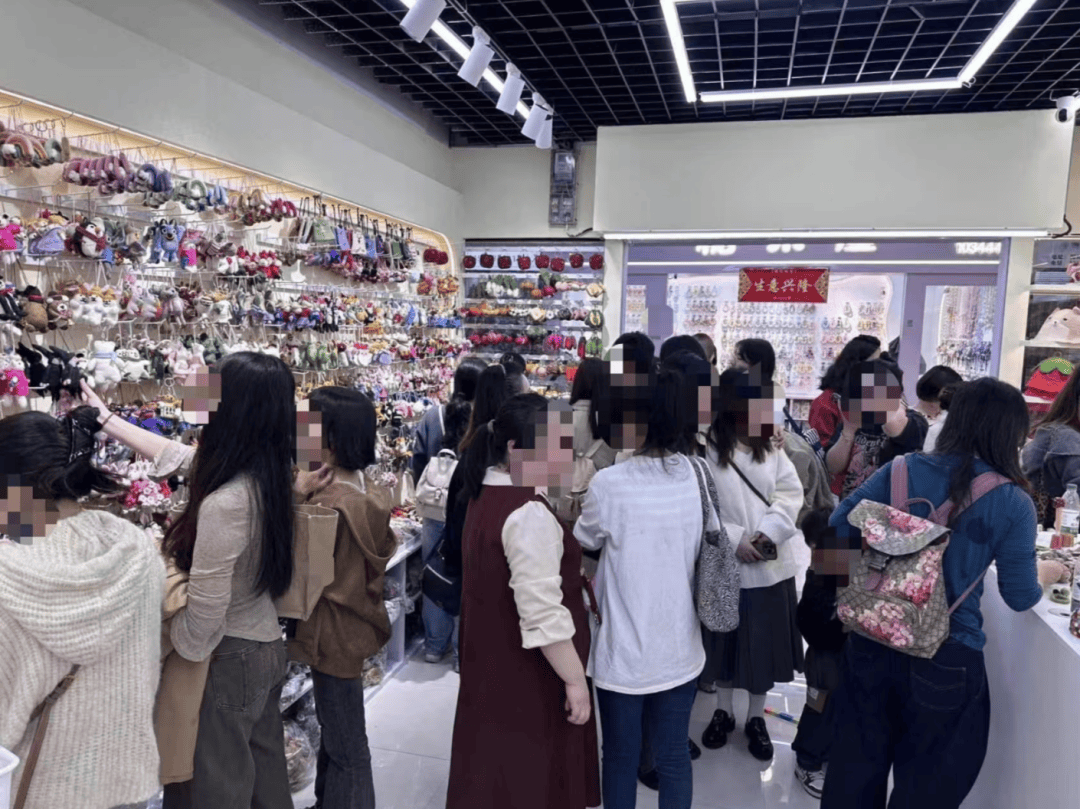 档口顾客在挑选商品，受访者供图