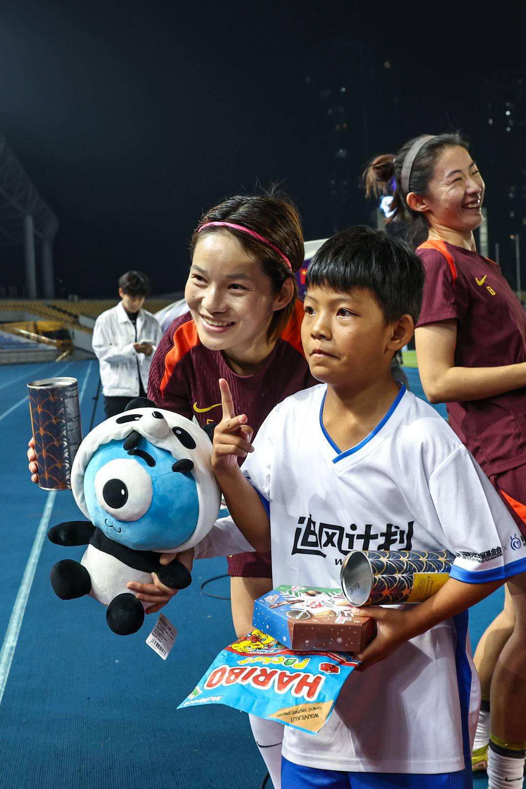 永川国际女足锦标赛现场，李佳芮得到了足球运动员张馨合照