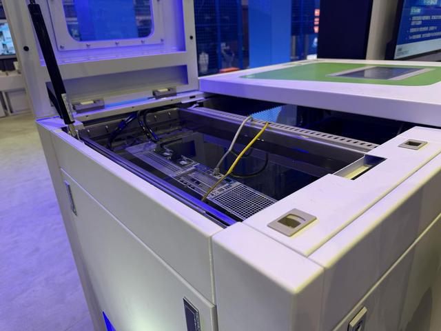 基于G-Flow的浸没式液冷解决方案采用了液冷油 财联社记者摄